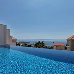 Nina 2, Villa