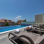 Nina 2, Makarska
