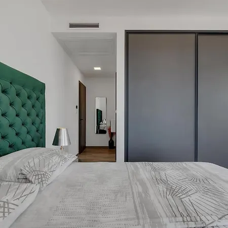 Nina 2, Villa