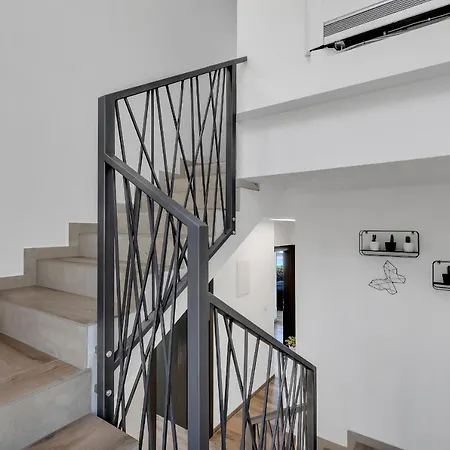 Villa Nina 2, *